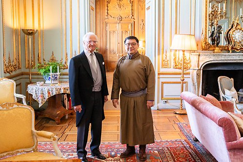 Kungen tog emot Mongoliets ambassadör Tuvdendorj Janabazar i Prinsessan Sibyllas våning på Kungl. Slottet.