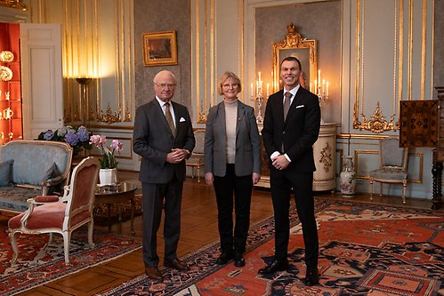 Kungen tillsammans med astronauten Marcus Wandt och Rymdstyrelsen generaldirektör Anna Rathsman.