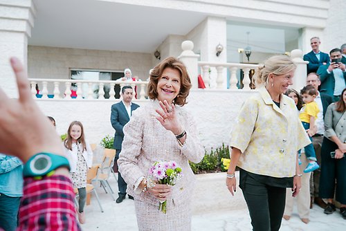 Drottningen besöker ambassadör Alexandra Rydmarks residens i Amman. Under besöket fick Drottningen möta ambassadens personal och familjer.