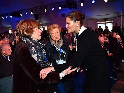 Kronprinsessan möter överlevare från Förintelsen.