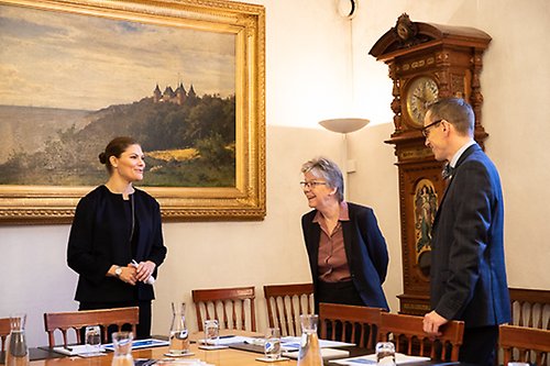 Kronprinsessan tillsammans med forskarna Gudrun Persson och Fredrik Westerlund från FOI.