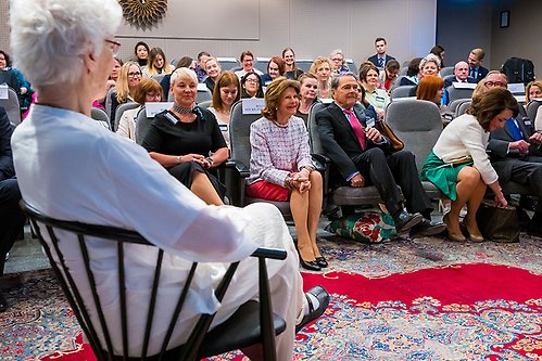 Drottningen vid konferensen tillsammans med äldre- och socialförsäkrings­minister Anna Tenje och Claes Dinkelspiel, styrelseledamot i Stiftelsen Silviahemmet. 
