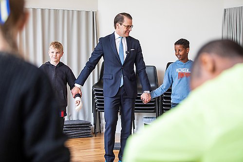 Prins Daniel med elever under en rörelsepaus på Stensättersskolan. 