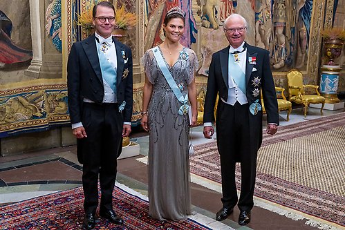 Kungen, Kronprinsessan och Prins Daniel anländer till middagen i Vita Havet.