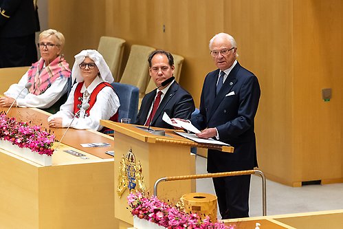 Kungen förklarar 2022/2023 års riksmöte öppnat i riksdagens kammare.
