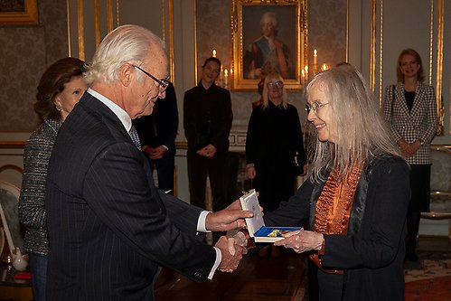 Kungen överlämnar medaljen till konstnären Ulla Wiggen. 