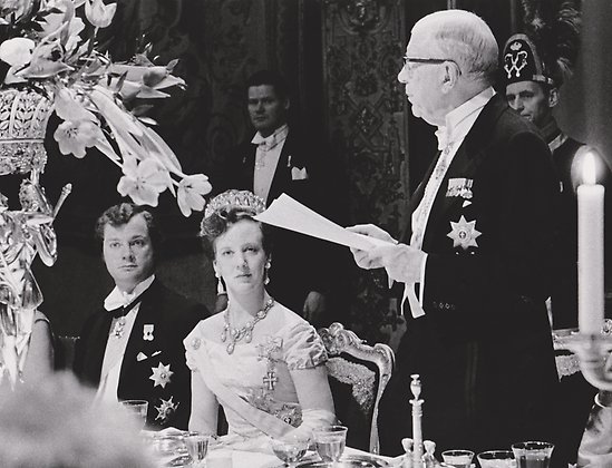 Galamiddag på Kungl. Slottet under Drottning Margrethe II:s statsbesök till sin morfar kung Gustaf VI Adolf. I bilden syns därutöver kronprins Carl (XVI) Gustaf.