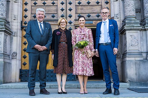 Kronprinsessan tillsammans med John Brattmyhr, Sanne Houby-Nielsen och Hans Malmsten vid ankomsten till Nordiska museet. 
