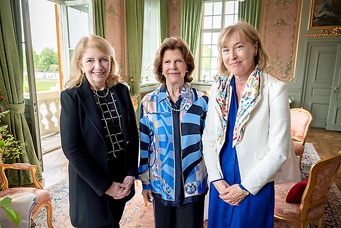 Drottningen tillsammans med Catherine Russel och Pernilla Baralt från Unicef. 