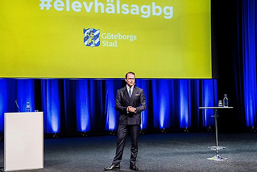 Prins Daniel håller ett inledningsanförande inför cirka 900 personer som arbetar med elevhälsa i Göteborg.