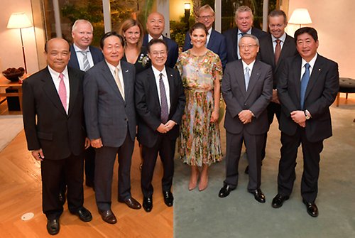Kronprinsessan tillsammans med vd:arna för tio av världens största fisk- och skaldjursföretag vid Keystone Dialogue 3. Said Karlsson/Sveriges ambassad Japan