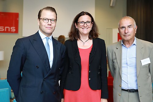 Prins Daniel tillsammans med Cecilia Malmström och Harry Flam vid seminariet ”Läget i världshandeln och EU:s roll” arrangerat av SNS. 