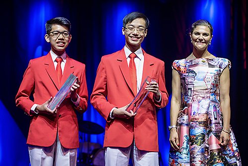 Kronprinsessan tillsammans med vinnarna av Stockholm Junior Water Prize 2018 Caleb Liow Jia Le and Johnny Xiao Hong Yu från Singapore. 