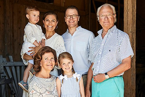 Kungaparet och Kronprinsessfamiljen fotograferade på Öland under juli månad. 