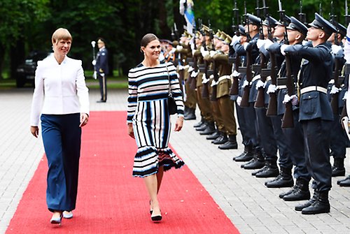 Kronprinsessan och Estlands president Kersti Kalilaid inspekterar hedersvakten under välkomstceremonin vid presidentpalatset i Kadriorg, Tallinn.