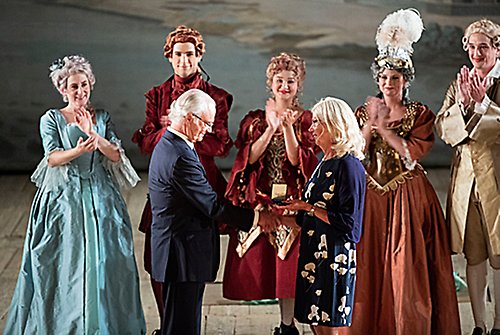 Kungen delar ut Drottningholmsteaterns Vänners stipendium och hederstecken. 