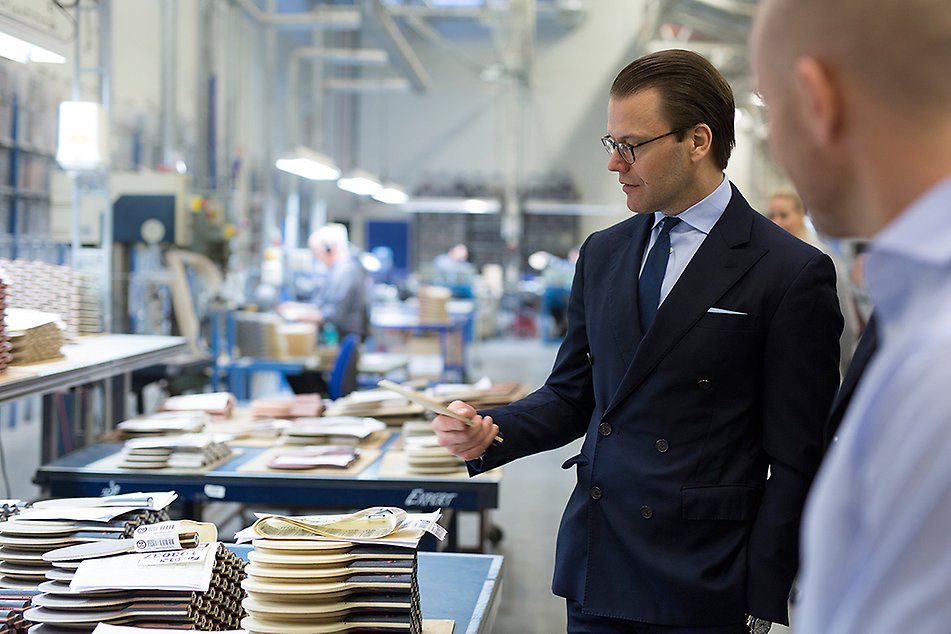 Vd Andreas Zandrén visar produktionen av bordtennisstommar. 