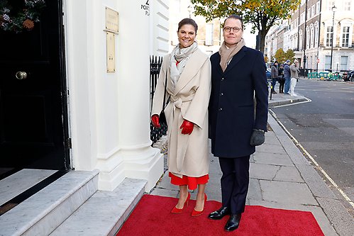 Kronprinsessparet vid ankomsten till ambassadörens residens.