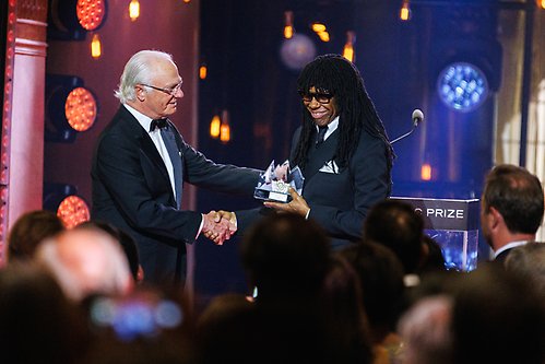 Kungen delar ut Polarpriset till musikern, kompositören och producenten Nile Rodgers.