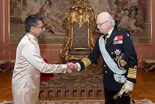Kungen tar emot med ambassadör Senadheera Sudantha Ganegama Arachchi från Sri Lanka på Kungliga slottet. 