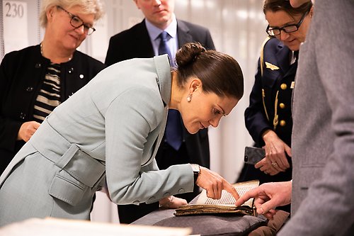 Under besöket på Kungliga biblioteket fick Kronprinsessan se ett urval ur samlingarna. 