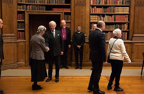 Kungen hälsar på församlingens medlemmar inför församlingsaftonen i Bernadottebiblioteket.