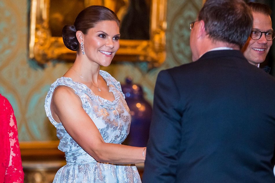 Kronprinsessparet hälsar på gästerna i Lovisa Ulrikas matsal. 
