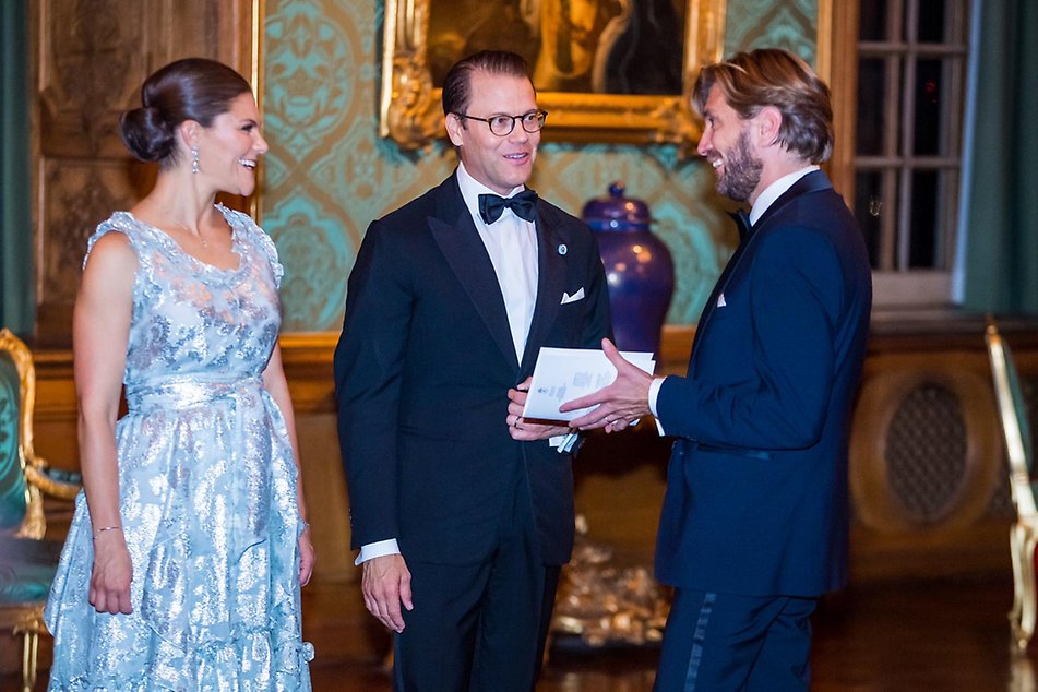 Kronprinsessparet hälsar på gästerna i Lovisa Ulrikas matsal.