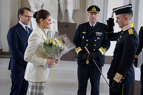 Soldat ur Livgardet uppvaktar Kronprinsessan på namnsdagen.