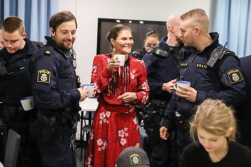 Kronprinsessan önskar poliser vid Norrmalmspolisen god jul. 