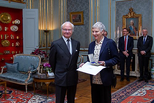 Kungen tillsammans med glaskonstnär och designer Ann Wåhlström som tilldelades Prins Eugen-medaljen vid ceremonin på Kungliga slottet.