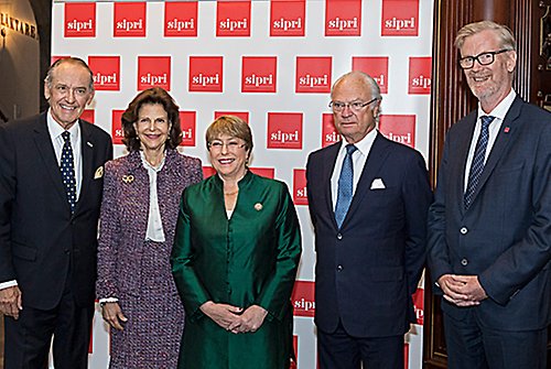 Kungaparet tillsammans med årets föreläsare FN:s högkommissarie för mänskliga rättigheter, Chiles tidigare president, HE Michelle Bachelet, samt ambassadör Jan Eliasson och SIPRI:s direktör Dan Smith. 