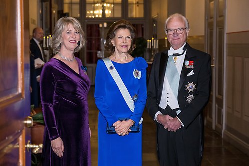 Kungaparet togs emot av Susanna Rydén, preses i Musikaliska akademiens styrelse.