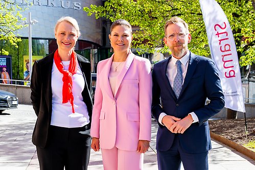 Kronprinsessan tillsammans med Folkhälsomyndighetens generaldirektör Karin Tegmark Wisell samt statsrådet Jakob Forssmed. 