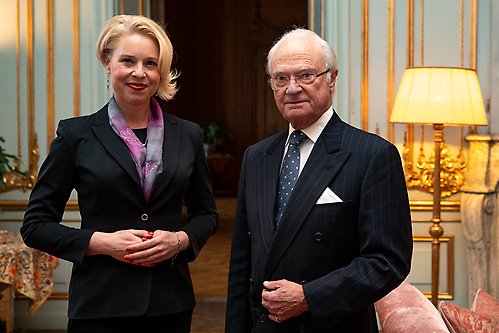 Kungen tillsammans med talman Urška Klakočar Zupančič. 
