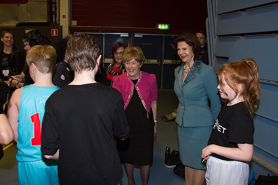Drottningen och Sharon Johnston under besöket på Fryshuset. 