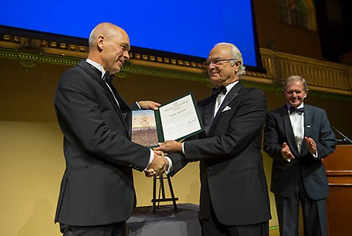 Kungen överräcker Marcus Wallenbergpriset 2018 till professor Torgny Näsholm i samband med ceremonin på Grand Hotel i Stockholm. 