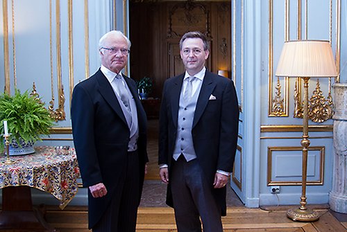 Kungen och Österrikes ambassadör Arthur Winkler-Hermaden vid dagens avskedsaudiens på Kungliga slottet. 