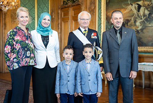 Kungen tillsammans med 7-årige Akram och hans tvillingbror och föräldrar samt Min Stora Dags generalsekreterare Jennifer McShane.