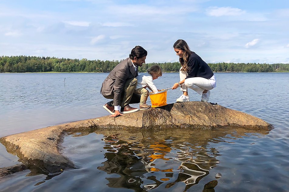 Prinsparet tillsammans med Prins Alexander vid Gisesjön i Nynäs naturreservat efter invigningen av Prins Alexanders utsiktsplats. 