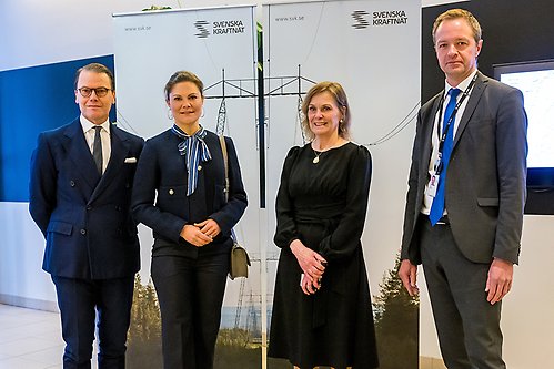 Kronprinsessparet tillsammans med generaldirektör Lotta Medelius-Bredhe och ställföreträdande generaldirektör Peter Wigert vid ankomsten till Svenska kraftnät. 