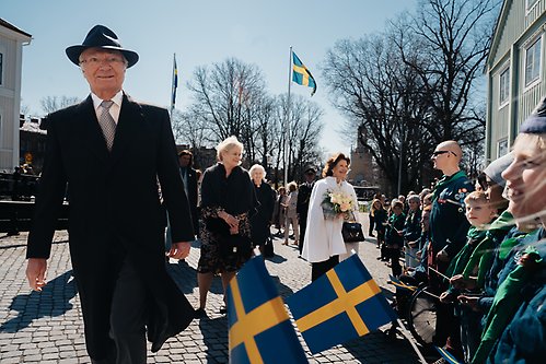 H.M. Konungen promenerar genom Karlskrona under sitt länsbesök i Blekinge. 