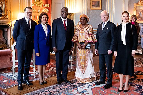 Kungaparet och Kronprinsessparet tillsammans med fredspristagare Dr Denis Mukwege och hans hustru Madeleine Mapendo Kaboyi. 