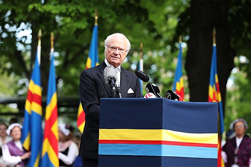 Kungen håller tal i Mariehamn med anledning av Ålands 100 år av självstyrelse. 