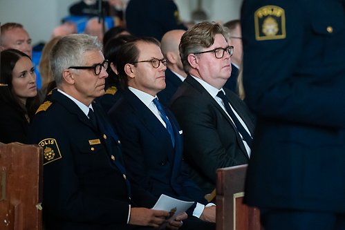 Prins Daniel tillsammans med rikspolischef Anders Thornberg och statsrådet Gunnar Strömmer vid minneshögtiden i Kungsholms kyrka.