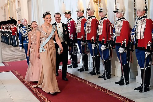 Kronprinsessan, som är Prins Christians gudmor, ankommer till galamiddagen på Christiansborg tillsammans med Prins Daniel och Prinsessan Estelle.