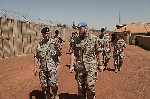 Kungen med det svenska FN-förbandet Mali 10 som är baserade i Camp Nobel utanför Timbuktu.