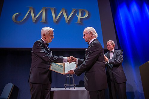 Kungen delar ut Marcus Wallenbergpriset till professor Gerhard Schickhofer. 