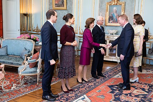 Australiens ambassadör Bernard Philip och Genevieve Clune välkomnas i Prinsessan Sibyllas våning.