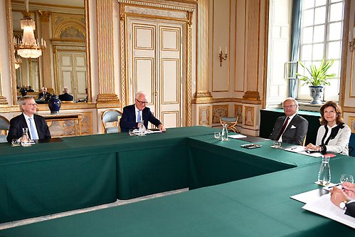Kungaparet tog emot Nobelstiftelsens ordförande Carl-Henrik Heldin och direktör Lars Heikensten.